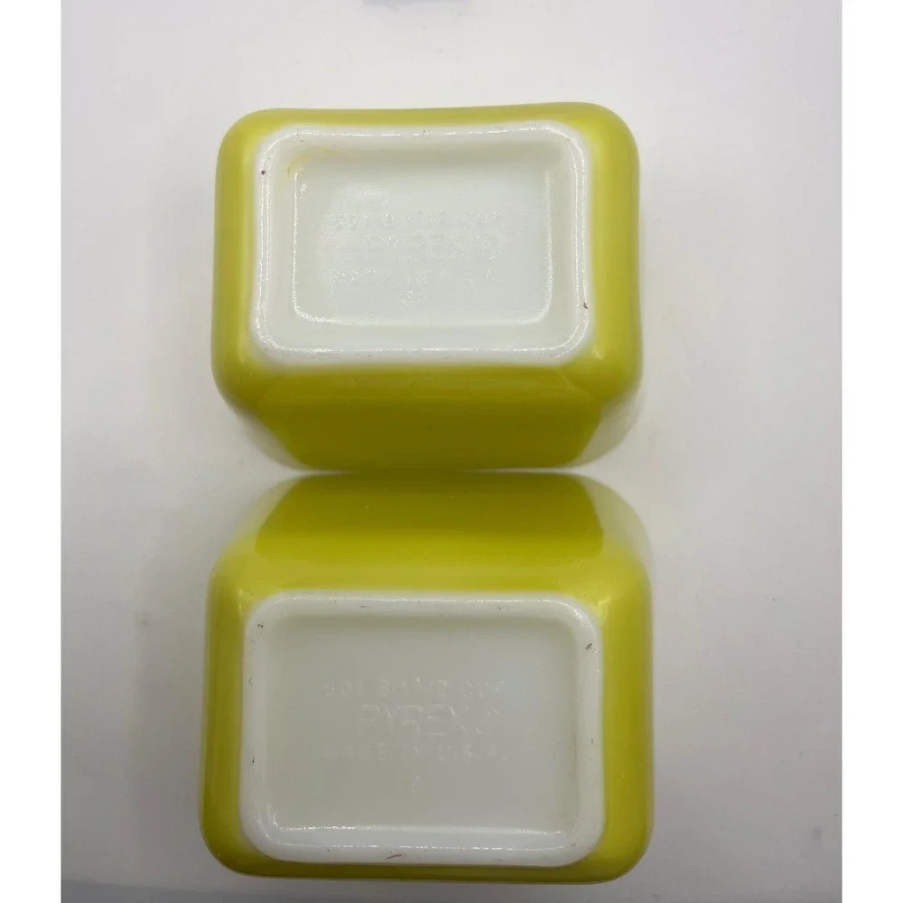 Vintage Pyrex. yellow set of two refrigerator dishes‎
